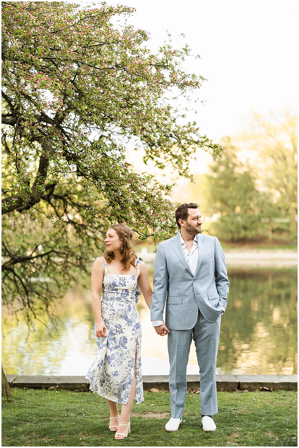 Engagement Session at the Cleveland Museum of Art by wedding photographer Lindsey Ramdin